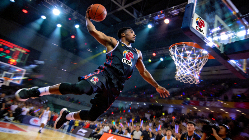 CBA全明星周末扣篮大赛，球员完成高难度扣篮动作
